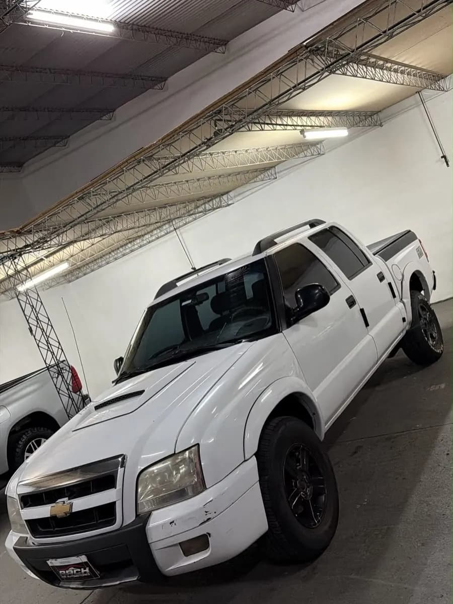 Chevrolet S10 blanca doble cabina en el salón