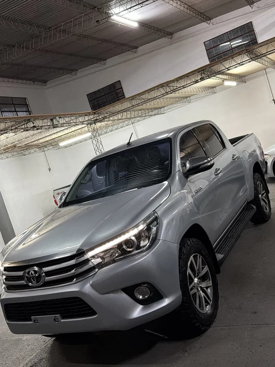 Toyota Hilux SRX gris plata en el salón de la concesionaria