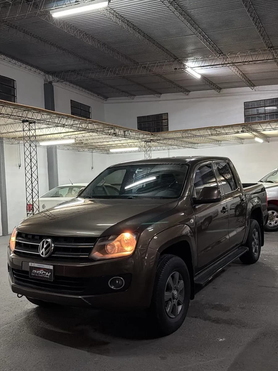 Volkswagen Amarok marrón dentro del salón de Arch Automotores