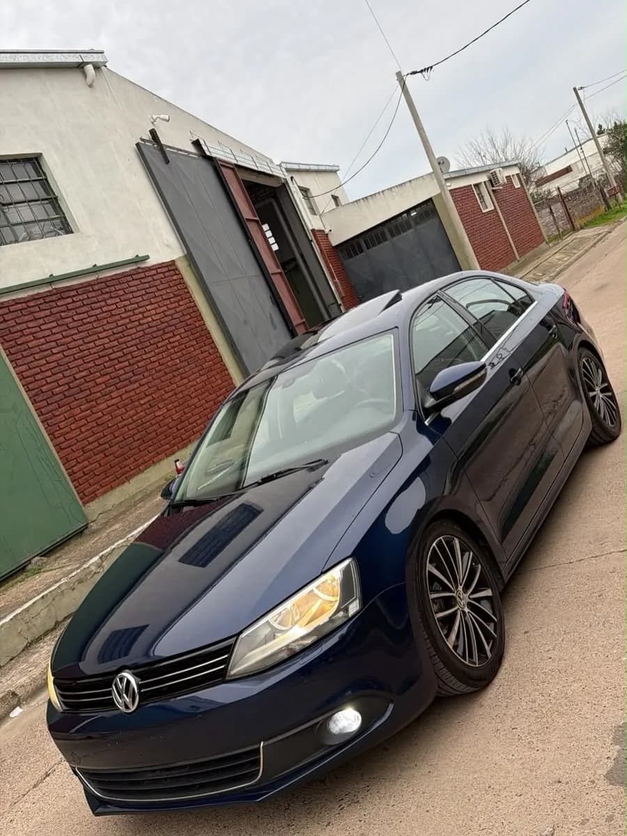 Volkswagen Vento azul estacionado frente al local